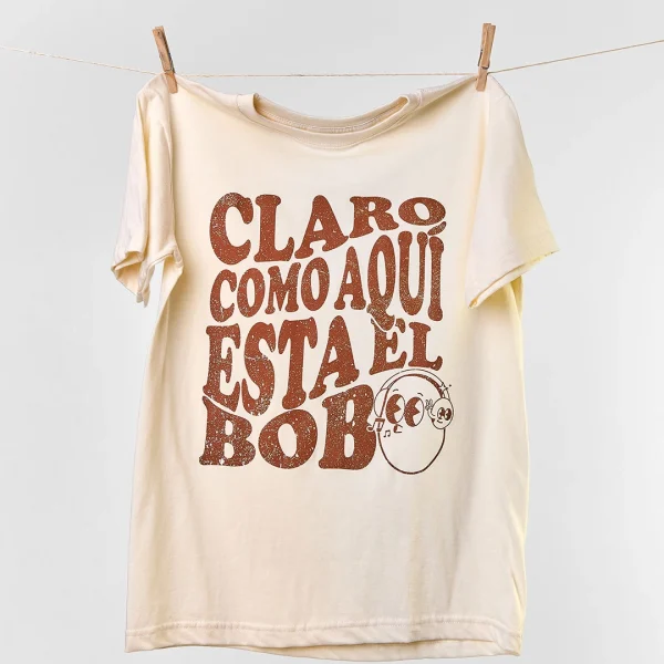 Camiseta colombiana “Claro como aquí está el bobo”, inspirada en el humor popular y las canciones de fonda. Ropa de CloClo Marketplace con diseño retro y sello 100 % colombiano.