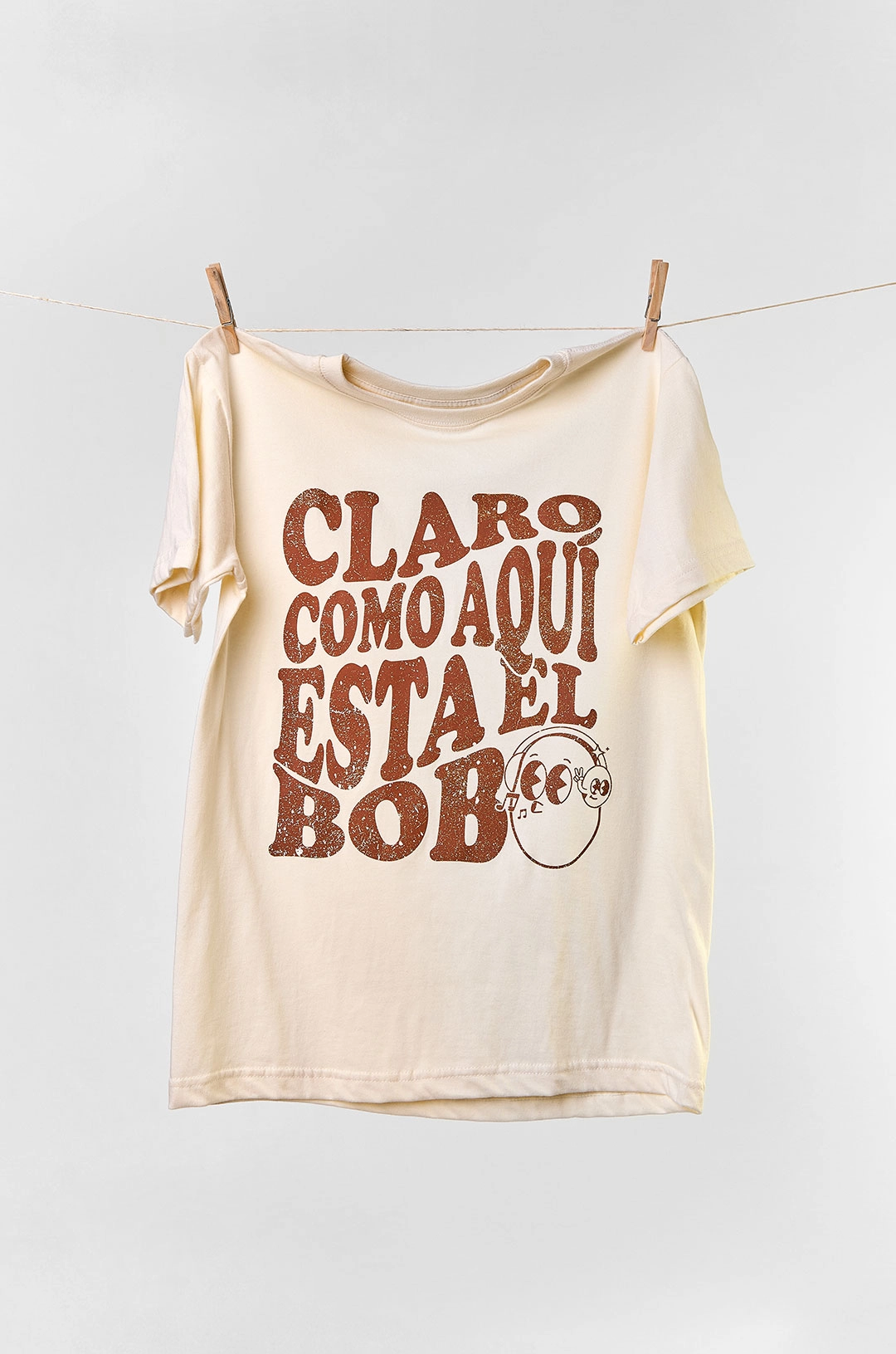 CLOCLO-MARKETPLACE-CAMISETAS-COLOMBIANAS-CLARO-COMO-AQUI-ESTA-EL-BOBO Camiseta colombiana “Claro como aquí está el bobo”, inspirada en el humor popular y las canciones de fonda. Ropa de CloClo Marketplace con diseño retro y sello 100 % colombiano.