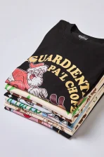 Camiseta colombiana “Aguardiente pa’l chofer” — diseño unisex disponible en CloClo Marketplace, inspirada en las fiestas y tradiciones decembrinas de Colombia.