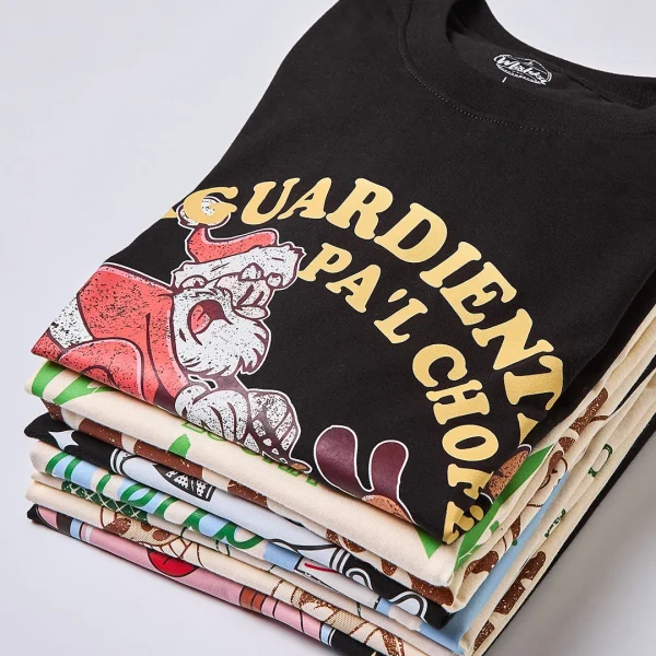 Camiseta colombiana “Aguardiente pa’l chofer” — diseño unisex disponible en CloClo Marketplace, inspirada en las fiestas y tradiciones decembrinas de Colombia.