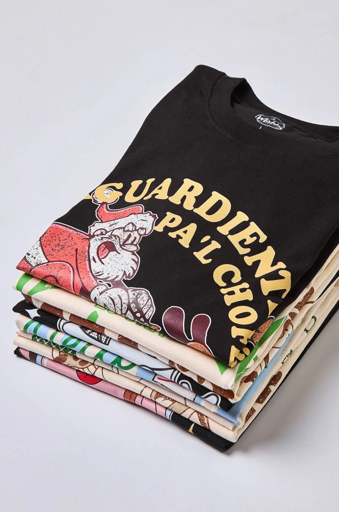 Camiseta colombiana “Aguardiente pa’l chofer” — diseño unisex disponible en CloClo Marketplace, inspirada en las fiestas y tradiciones decembrinas de Colombia.