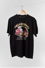 Camiseta colombiana “Aguardiente pa’l chofer” — diseño unisex disponible en CloClo Marketplace, inspirada en las fiestas y tradiciones decembrinas de Colombia.