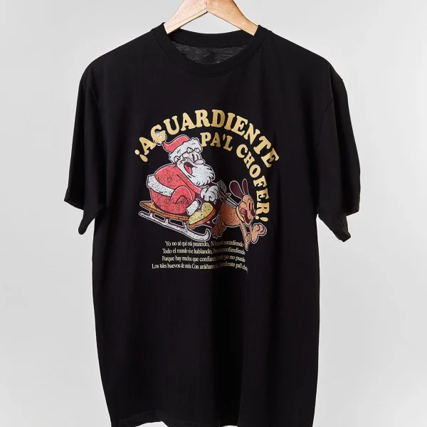 Camiseta colombiana “Aguardiente pa’l chofer” — diseño unisex disponible en CloClo Marketplace, inspirada en las fiestas y tradiciones decembrinas de Colombia.