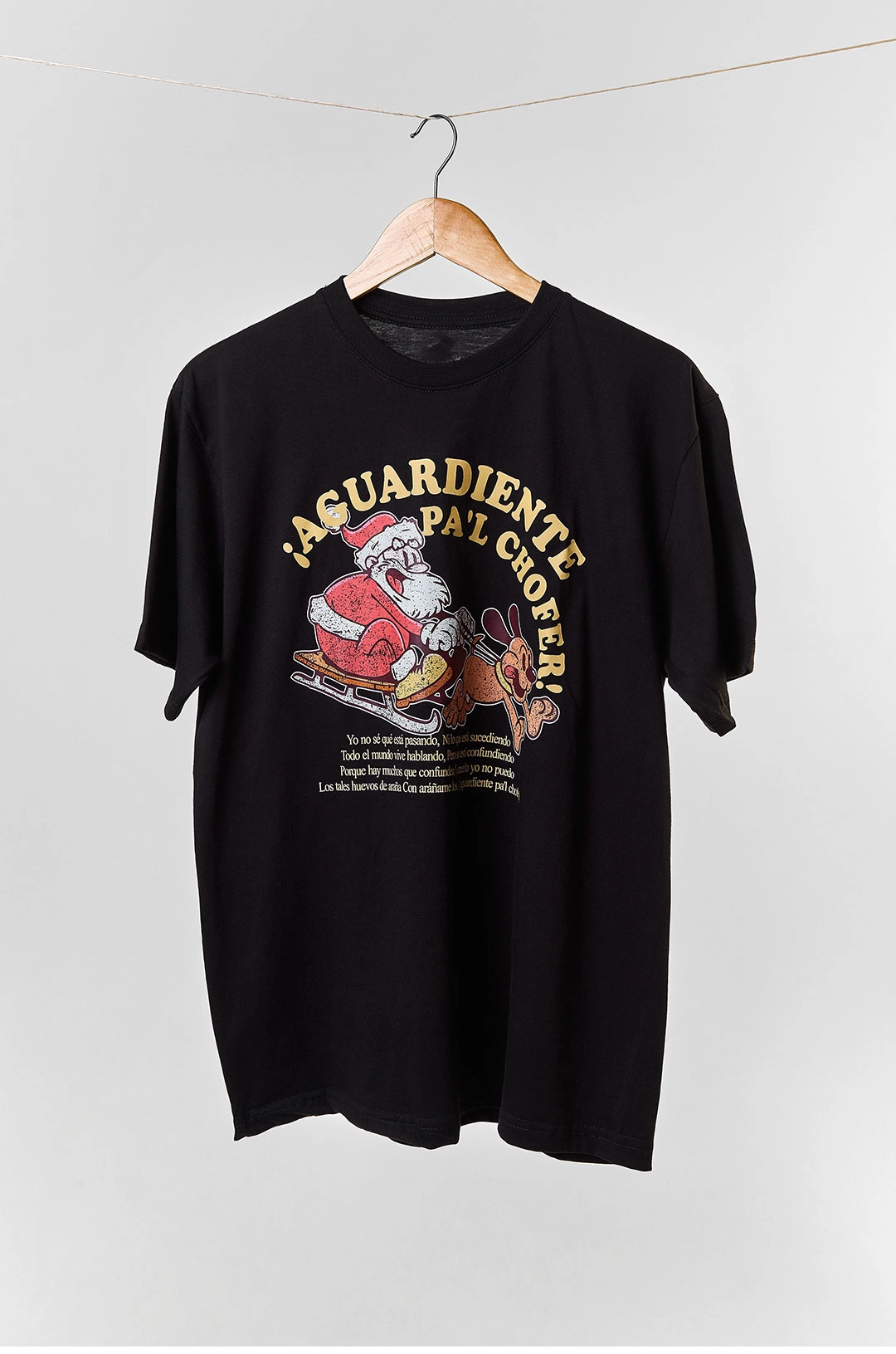 CLOCLO-MARCLOCLO-MARKETPLACE-CAMISETA-AGUARDIENTE-PA-EL-CHOFERKET-PLACES-CAMISETAS-DECEMBRINAS-COLOMBIA-AGUARDIENTE-PA-EL-CHOFER-FRENTE Camiseta colombiana “Aguardiente pa’l chofer” — diseño unisex disponible en CloClo Marketplace, inspirada en las fiestas y tradiciones decembrinas de Colombia.