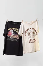 Detalle del estampado “Beben y Beben” en camiseta navideña colombiana de Cloclo Marketplace. Diseño con doble sentido inspirado en el villancico y la tradición decembrina.