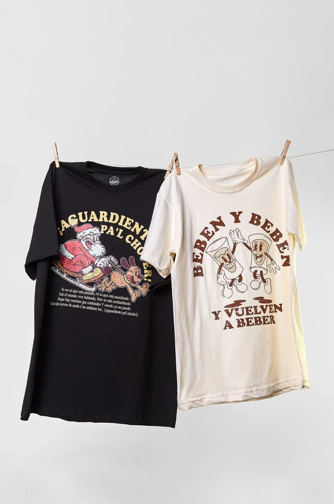 Detalle del estampado “Beben y Beben” en camiseta navideña colombiana de Cloclo Marketplace. Diseño con doble sentido inspirado en el villancico y la tradición decembrina.