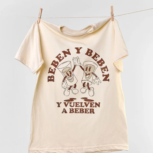 Detalle del estampado “Beben y Beben” en camiseta navideña colombiana de Cloclo Marketplace. Diseño con doble sentido inspirado en el villancico y la tradición decembrina.