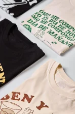 Camiseta colombiana “¿Cómo me compongo yo?”, inspirada en la música decembrina antioqueña y la tradición navideña de Colombia. Ropa de CloClo Marketplace hecha en algodón, con diseño retro y alma paisa.