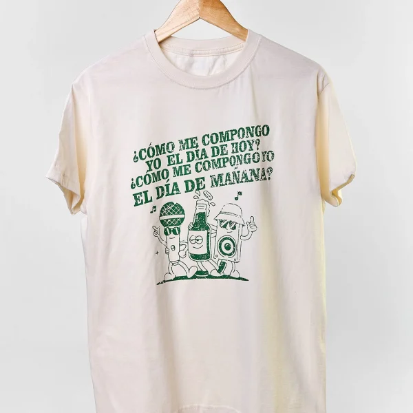 Camiseta colombiana “¿Cómo me compongo yo?”, inspirada en la música decembrina antioqueña y la tradición navideña de Colombia. Ropa de CloClo Marketplace hecha en algodón, con diseño retro y alma paisa.