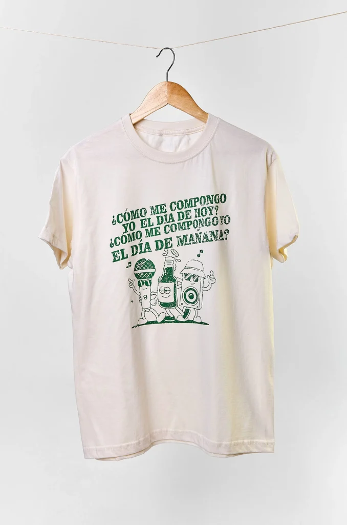 Camiseta colombiana “¿Cómo me compongo yo?”, inspirada en la música decembrina antioqueña y la tradición navideña de Colombia. Ropa de CloClo Marketplace hecha en algodón, con diseño retro y alma paisa.