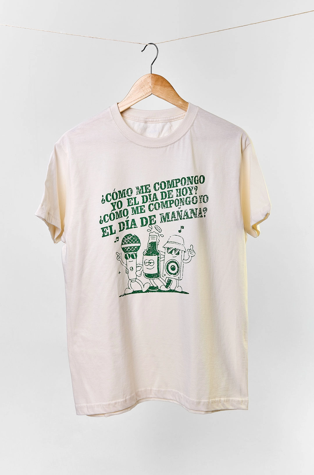 CLOCLO-MARKETPLACE-CAMISETAS-COLOMBIANAS-COMO-ME-COMPONGO-YO Camiseta colombiana “¿Cómo me compongo yo?”, inspirada en la música decembrina antioqueña y la tradición navideña de Colombia. Ropa de CloClo Marketplace hecha en algodón, con diseño retro y alma paisa.