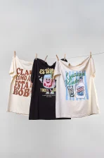 Camiseta colombiana “Guaro o miedo”, inspirada en el humor y la rumba decembrina. Ropa de CloClo Marketplace hecha en algodón, perfecta para brindar y perderle el miedo al guayabo.