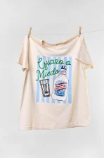 Camiseta colombiana “Guaro o miedo”, inspirada en el humor y la rumba decembrina. Ropa de CloClo Marketplace hecha en algodón, perfecta para brindar y perderle el miedo al guayabo.