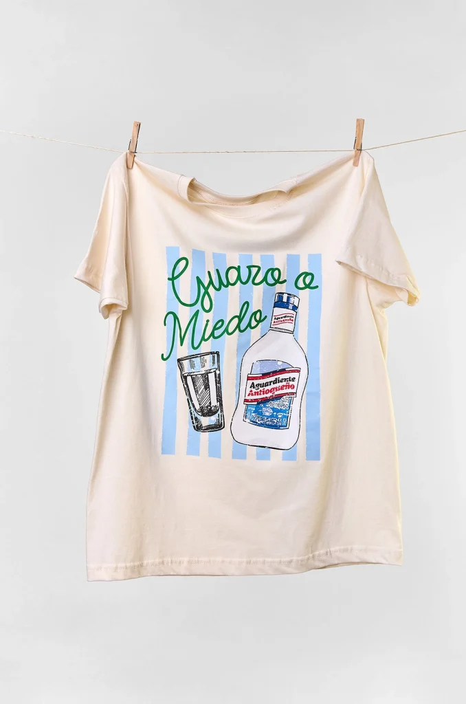 Camiseta colombiana “Guaro o miedo”, inspirada en el humor y la rumba decembrina. Ropa de CloClo Marketplace hecha en algodón, perfecta para brindar y perderle el miedo al guayabo.