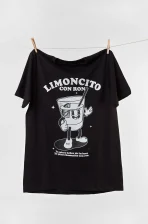 Camiseta colombiana “Limoncito con ron” — diseño unisex y decembrino de CloClo Marketplace, inspirada en la música tropical y el sabor de las fiestas colombianas.
