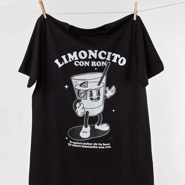 Camiseta colombiana “Limoncito con ron” — diseño unisex y decembrino de CloClo Marketplace, inspirada en la música tropical y el sabor de las fiestas colombianas.