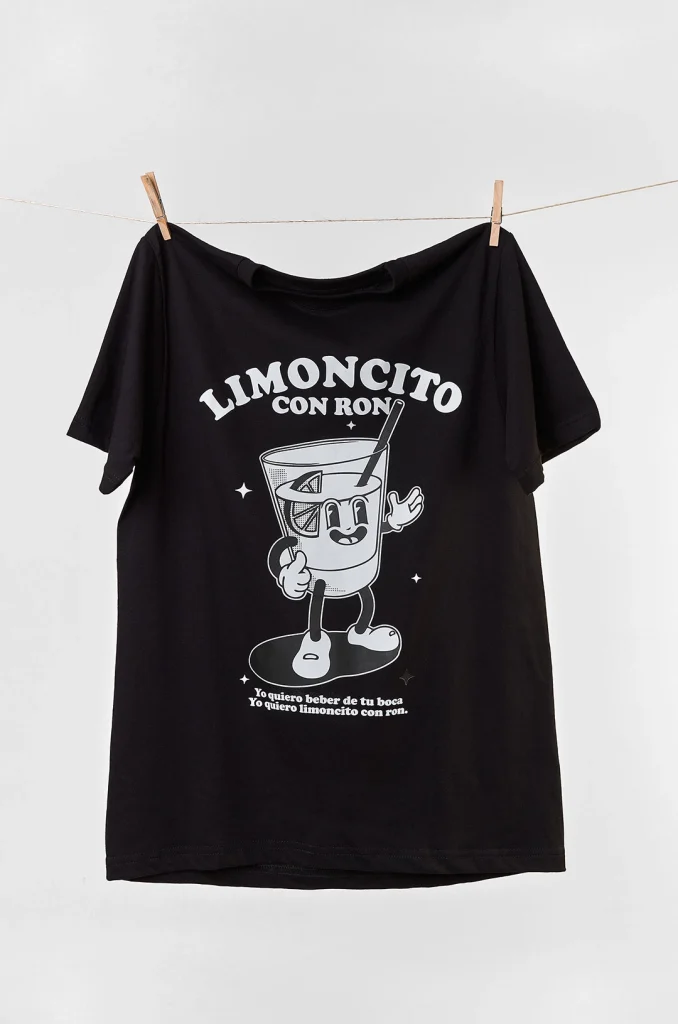 Camiseta colombiana “Limoncito con ron” — diseño unisex y decembrino de CloClo Marketplace, inspirada en la música tropical y el sabor de las fiestas colombianas.