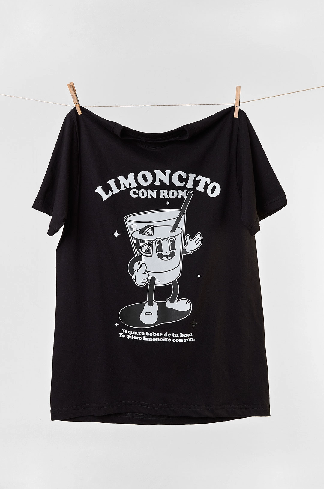 Camiseta colombiana “Limoncito con ron” — diseño unisex y decembrino de CloClo Marketplace, inspirada en la música tropical y el sabor de las fiestas colombianas.