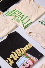 Camiseta colombiana “Medallo es una chimba”, ropa urbana con orgullo paisa y diseño retro de CloClo Marketplace. Hecha en algodón, perfecta para quienes aman Medellín y su energía.