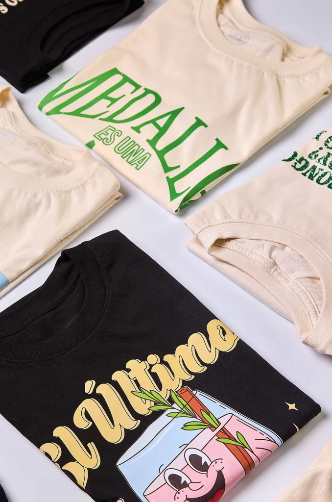 Camiseta colombiana “Medallo es una chimba”, ropa urbana con orgullo paisa y diseño retro de CloClo Marketplace. Hecha en algodón, perfecta para quienes aman Medellín y su energía.