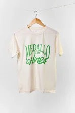 Camiseta colombiana “Medallo es una chimba”, ropa urbana con orgullo paisa y diseño retro de CloClo Marketplace. Hecha en algodón, perfecta para quienes aman Medellín y su energía.