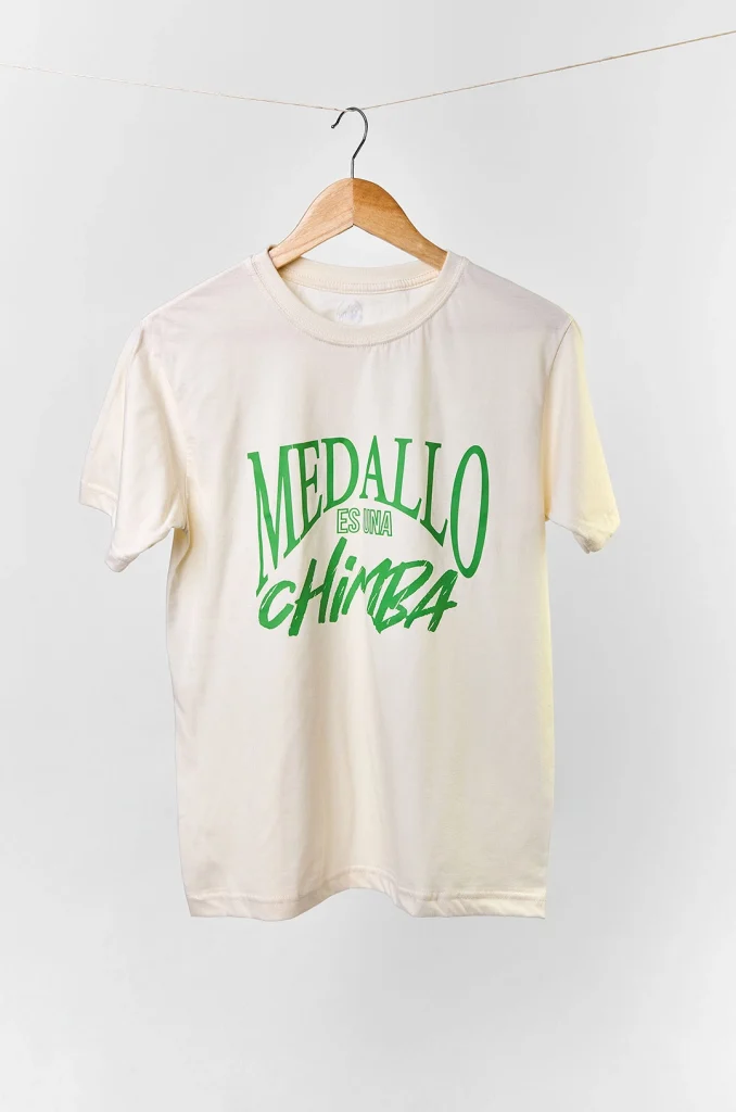 Camiseta colombiana “Medallo es una chimba”, ropa urbana con orgullo paisa y diseño retro de CloClo Marketplace. Hecha en algodón, perfecta para quienes aman Medellín y su energía.
