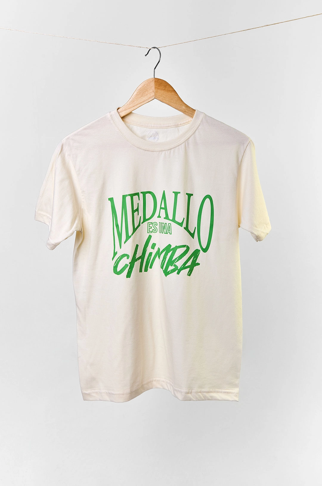 CLOCLO-MARKETPLACE-CAMISETAS-COLOMBIANAS-MEDALLO-ES-UNA-CHIMBA Camiseta colombiana “Medallo es una chimba”, ropa urbana con orgullo paisa y diseño retro de CloClo Marketplace. Hecha en algodón, perfecta para quienes aman Medellín y su energía.