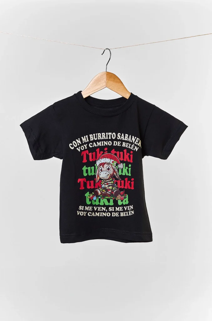 Camiseta infantil Mi Burrito Sabanero – ropa navideña colombiana para niños, con diseño colorido y villancico tradicional de diciembre.